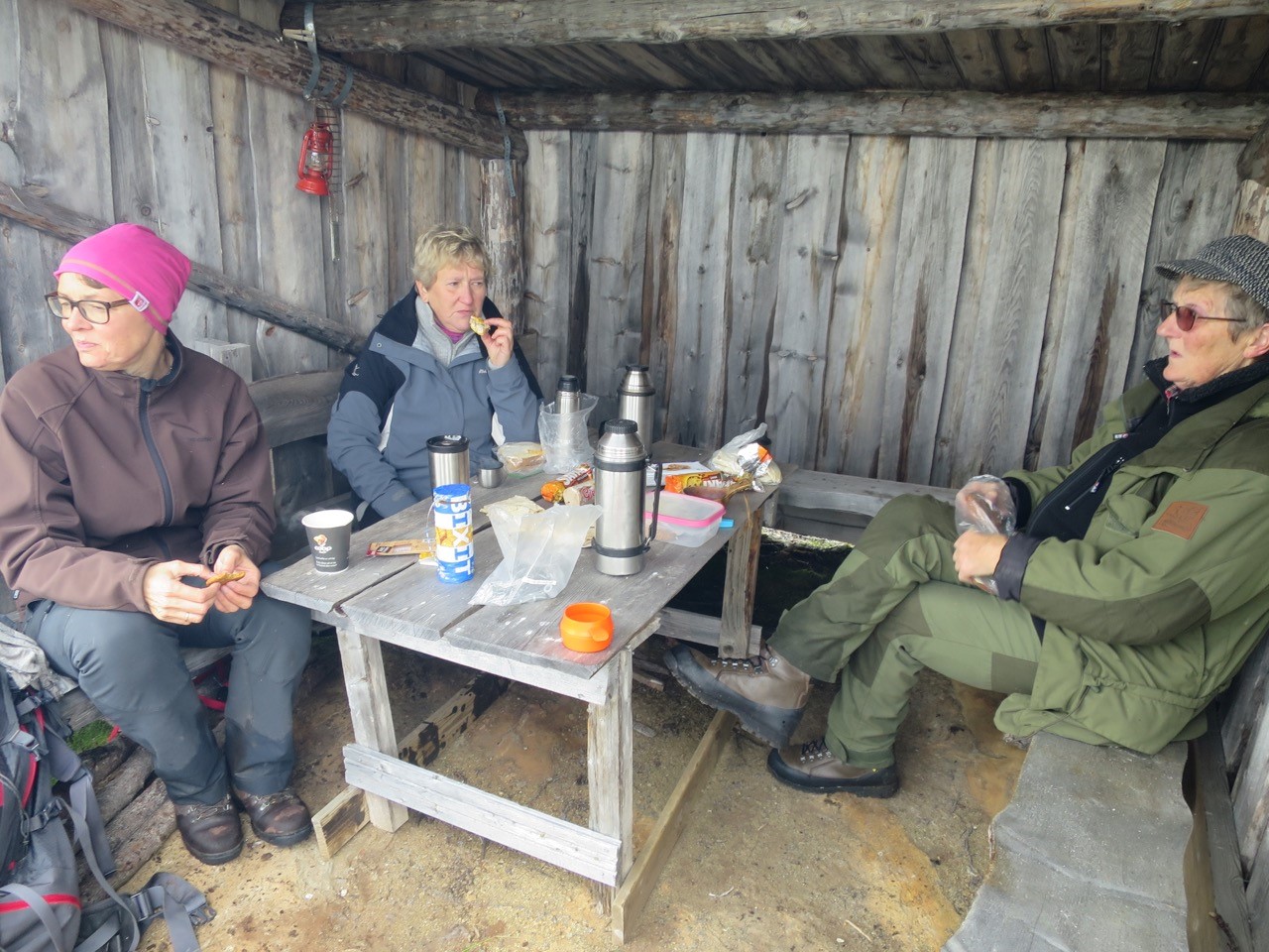 Dugnadskaffepause (Torill Nybakk, Anne-Grethe Husmo og Bjørg Allnor)